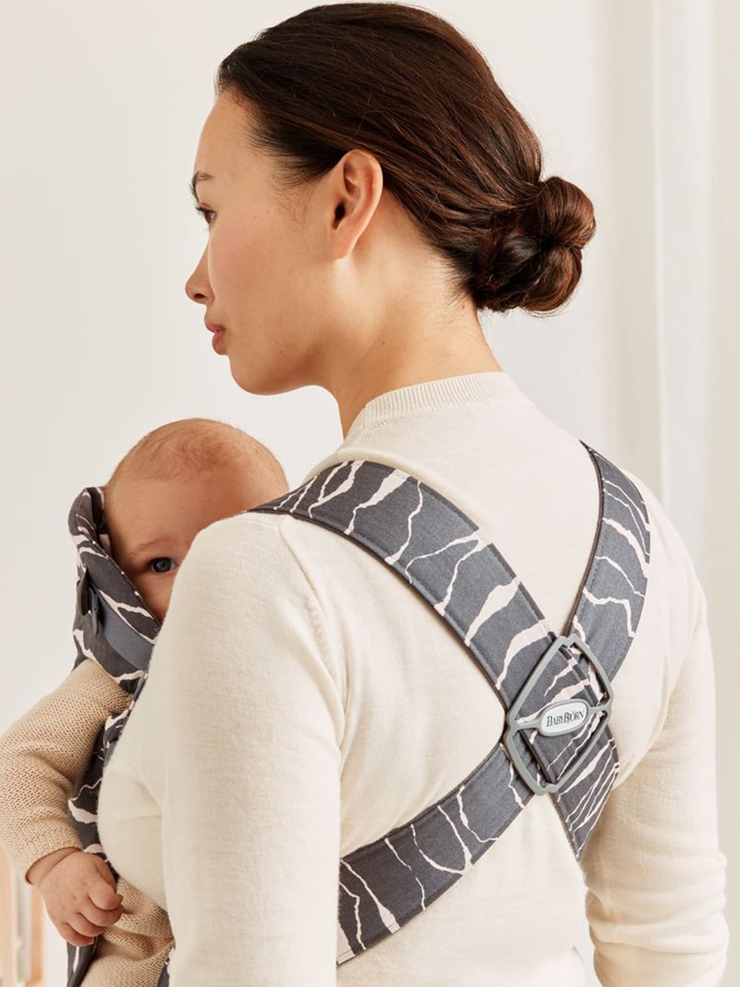 BabyBjörn Baby Carrier Mini, 3D Jersey, Light Beige | Newborn Carrier (7-25 lbs), Ergonomic, Easy-to-Use