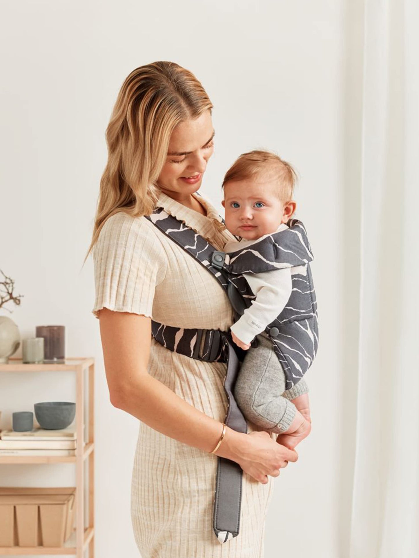 BabyBjörn Baby Carrier Mini, 3D Jersey, Light Beige | Newborn Carrier (7-25 lbs), Ergonomic, Easy-to-Use