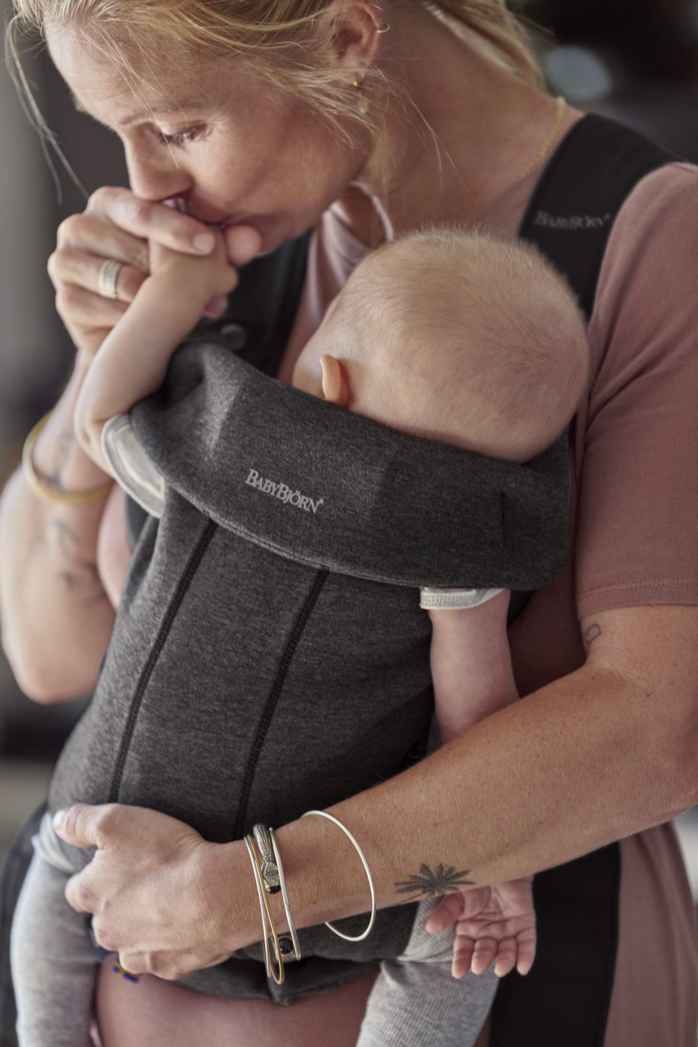 BabyBjörn Baby Carrier Mini, 3D Jersey, Light Beige | Newborn Carrier (7-25 lbs), Ergonomic, Easy-to-Use