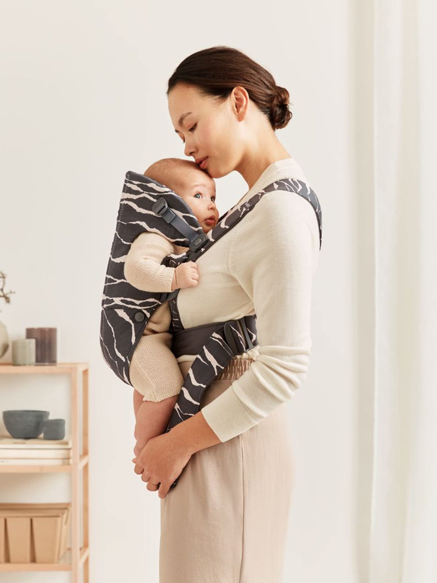 BabyBjörn Baby Carrier Mini, 3D Jersey, Light Beige | Newborn Carrier (7-25 lbs), Ergonomic, Easy-to-Use