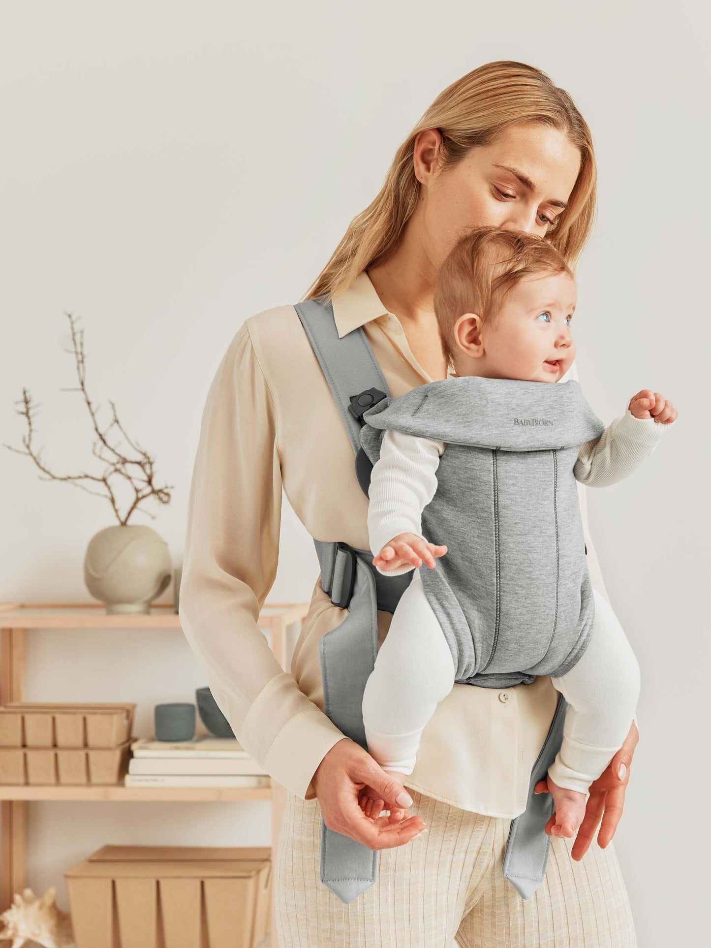 BabyBjörn Baby Carrier Mini, 3D Jersey, Light Beige | Newborn Carrier (7-25 lbs), Ergonomic, Easy-to-Use