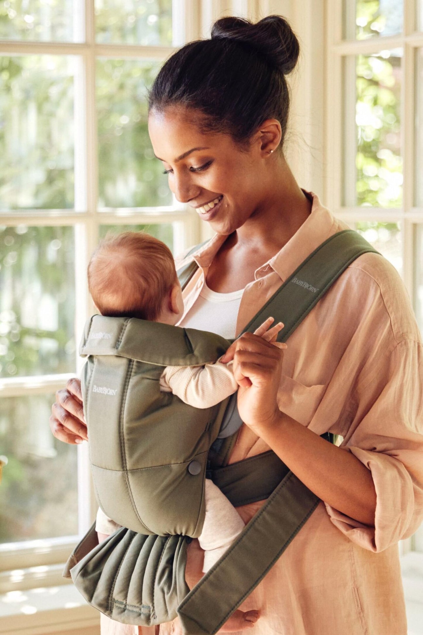 BabyBjörn Baby Carrier Mini, 3D Jersey, Light Beige | Newborn Carrier (7-25 lbs), Ergonomic, Easy-to-Use