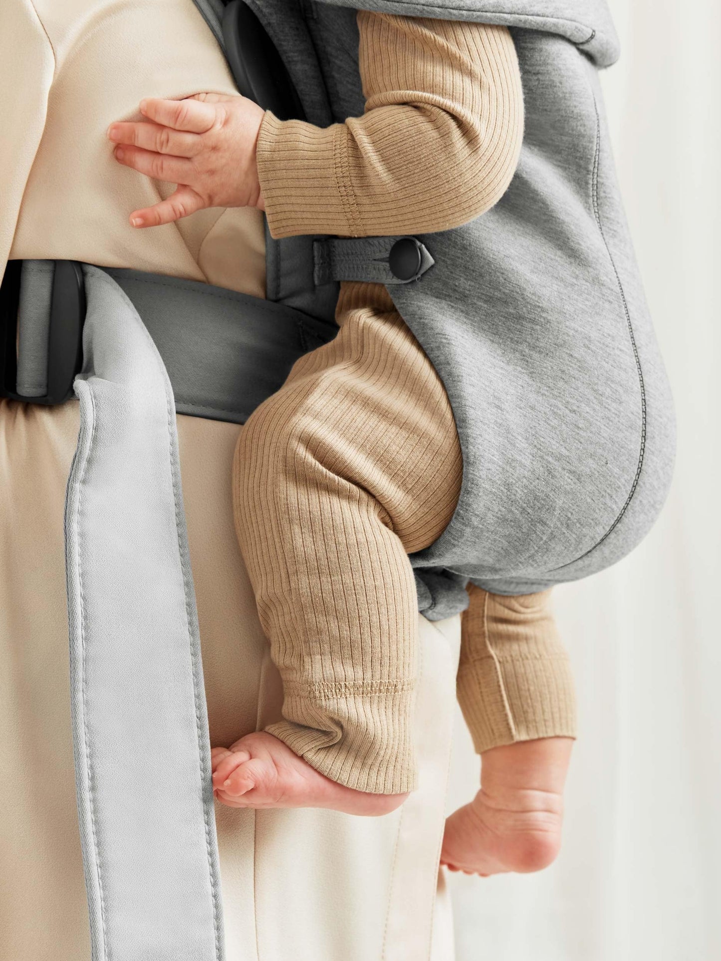 BabyBjörn Baby Carrier Mini, 3D Jersey, Light Beige | Newborn Carrier (7-25 lbs), Ergonomic, Easy-to-Use